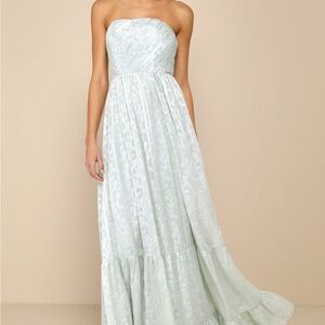 Lulu's Adorably Elegant Sage Jacquard Floral Strapless
Maxi Dress